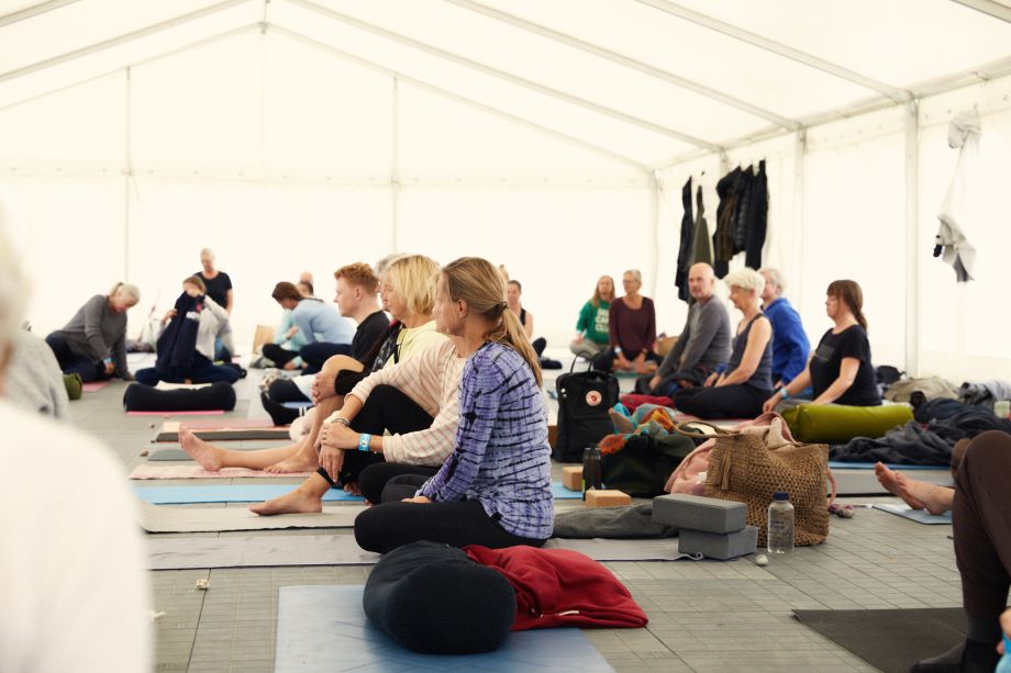 Stemning på Tisvilde Yogafestival